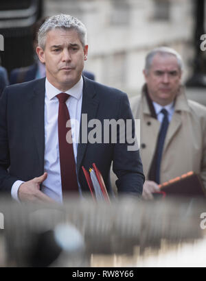 Segretario Brexit Stephen Barclay conduce la sua squadra fuori del suo ufficio di Procuratore generale Geoffrey Cox (a destra) come essi lasciare Downing St a Londra per Bruxelles. Foto Stock