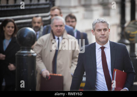 Segretario Brexit Stephen Barclay conduce la sua squadra fuori del suo ufficio di Procuratore generale Geoffrey Cox (centro sinistra) come essi lasciare Downing St a Londra per Bruxelles. Foto Stock