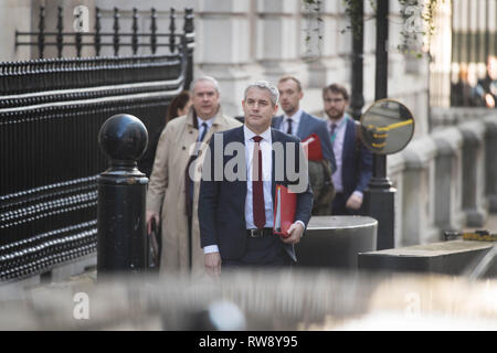 Segretario Brexit Stephen Barclay conduce la sua squadra fuori del suo ufficio di Procuratore generale Geoffrey Cox (sinistra) come essi lasciare Downing St a Londra per Bruxelles. Foto Stock