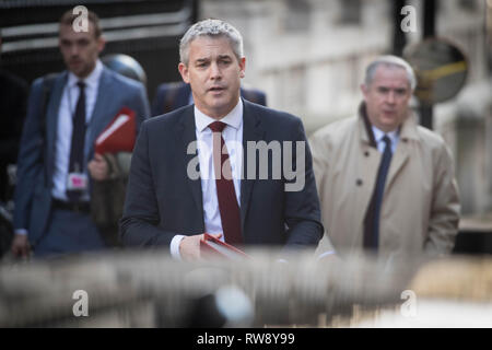 Segretario Brexit Stephen Barclay conduce la sua squadra fuori del suo ufficio di Procuratore generale Geoffrey Cox (a destra) come essi lasciare Downing St a Londra per Bruxelles. Foto Stock