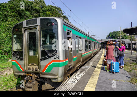 Akita, Giappone - Sep 27, 2017. Un treno locale alla stazione di Akita, Giappone. La maggior parte dei giapponesi le persone spesso utilizzano i treni per spostarsi da una provincia anot Foto Stock