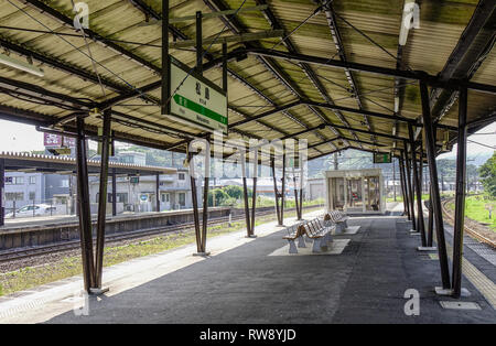 Akita, Giappone - Sep 27, 2017. Architettura di un territorio rurale stazione ferroviaria con nessun passeggero e nessun treno. Foto Stock