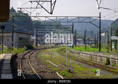 Akita, Giappone - Sep 27, 2017. Architettura di un territorio rurale stazione ferroviaria con nessun passeggero e nessun treno. Foto Stock