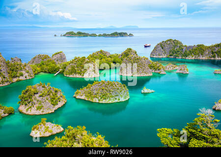 Splendida e tranquilla laguna con piccole isole e acque turchesi, Raja Ampat, Papua, Indonesia Foto Stock