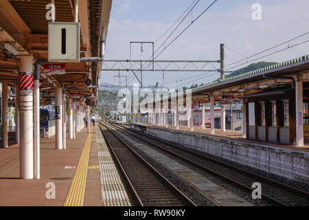 Akita, Giappone - Sep 27, 2017. Architettura di un territorio rurale stazione ferroviaria con nessun passeggero e nessun treno. Foto Stock