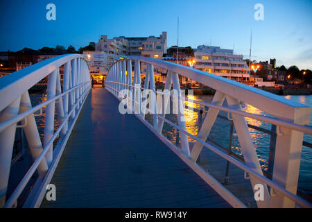 Il lungomare, montanti, Royal Yacht Squadron, Parade, Trinità, sbarco, stadio, pontone, tramonto, silhouette, yacht, adesivo telato, Cowes, Isola di Wight Foto Stock