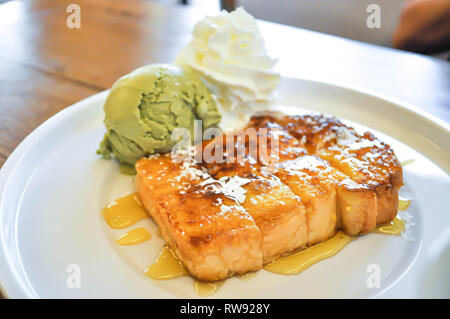 Toast con gelato e panna montata o miele toast Foto Stock