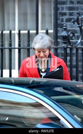 Il primo ministro Theresa Maggio lasciando 10 Downing street poco prima del bilancio, 29 Ottobre 2018 Foto Stock