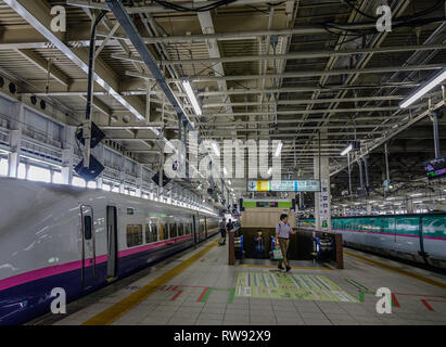 Akita, Giappone - Sep 27, 2017. Shinkansen treno che ferma alla stazione di Akita, Giappone. Poiché anni sessanta, Shinkansen ha trasportato più di 5.6 billi Foto Stock