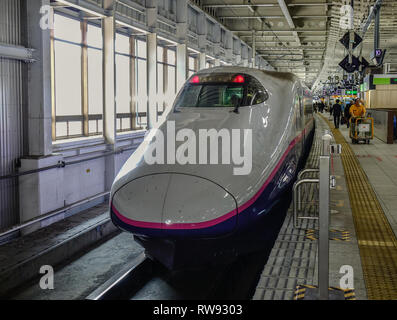 Akita, Giappone - Sep 27, 2017. Shinkansen treno che ferma alla stazione di Akita, Giappone. Poiché anni sessanta, Shinkansen ha trasportato più di 5.6 billi Foto Stock