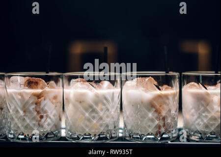 Linea di white russian cocktail al banco bar . spazio copia Foto Stock