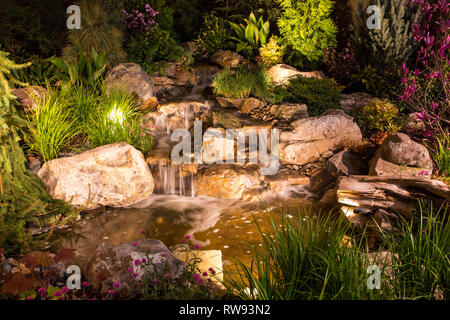 Il paesaggio naturale di design con le cascate, piante e illuminazione drammatica. Foto Stock