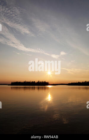 Alba sul lago Egenolf in Northern Manitoba, Canada. Il lago è una popolare destinazione per volare in fly out angling vacanze. Foto Stock