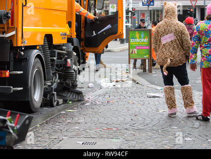 Wurzburg, Germania - 3 March 2019: i lavoratori di pulizia strade sporche e città con procedure automatizzate di pulizia camion dopo gli eventi del Fasching carnevale culturale. Foto Stock