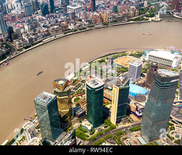 Guardando verso il basso sui grattacieli di Pudong e attraverso il fiume Huangpu per l'architettura coloniale del Bund. Shanghai, Cina. Foto Stock