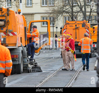 Wurzburg, Germania - 3 March 2019: i lavoratori di pulizia strade sporche e città con procedure automatizzate di pulizia camion dopo gli eventi del Fasching carnevale culturale. Foto Stock