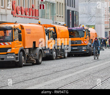 Wurzburg, Germania - 3 March 2019: i lavoratori di pulizia strade sporche e città con procedure automatizzate di pulizia camion dopo gli eventi del Fasching carnevale culturale. Foto Stock