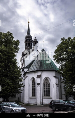 Esterno in stile gotico con la torre campanaria barocca della comunità luterana la Cattedrale di Santa Maria, noto anche come Chiesa Dome, contro il grigio cielo nuvoloso a Tallinn in Estonia. Olde Foto Stock