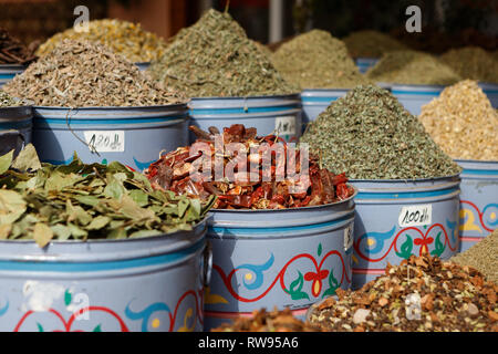 Selezione di erbe colorate, spezie, i saponi e gli altri prodotti di artigianato in vendita nei souk della medina di Marrakesh (Marrakech, Marocco, Africa) Foto Stock