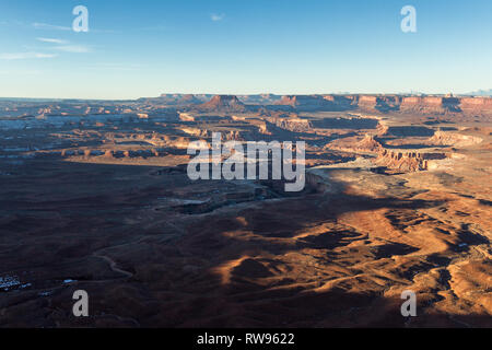 Viste la mattina del canyon del fiume Verde si affacciano con luce solare illuminazione delle pareti di pietra arenaria in tutto il paesaggio Foto Stock