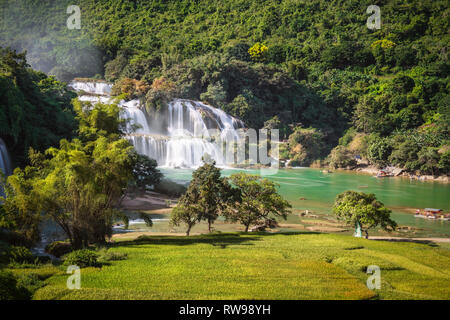 Divieto Gioc cascata in Cao Bang, Viet Nam - Le cascate sono situate in una zona di matura formazioni carsiche erano la pietra calcarea bedrock strati Foto Stock