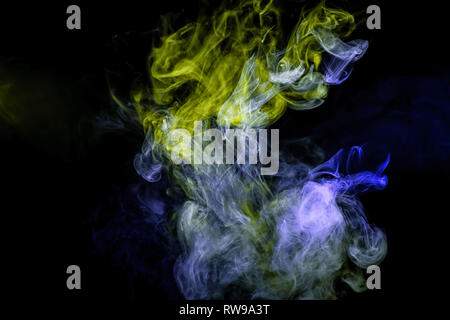 Nebbia colorata con luce verde e blu brillante gel su sfondo scuro Foto Stock