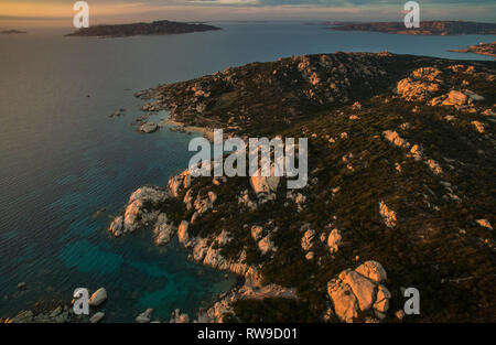 Scenic isola Sardegna paesaggio. Mare Italia ​​coast con azure acqua chiara. La natura dello sfondo. Immagini aeree con una calda luce della sera. Foto Stock