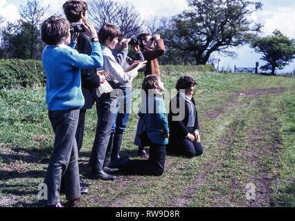 Il lavoro sul campo per 4° modulo scuola bambini (giovani adolescenti) che sono interessati in uccelli. Foto Stock