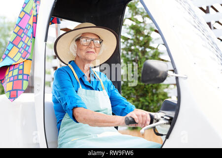 Senior giardiniere auto pilotaggio Foto Stock