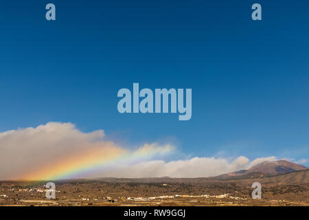 Segmento arcobaleno nel cloud computing con una visione chiara per il monte Teide da Playa San Juan, Tenerife, Isole Canarie, Spagna Foto Stock