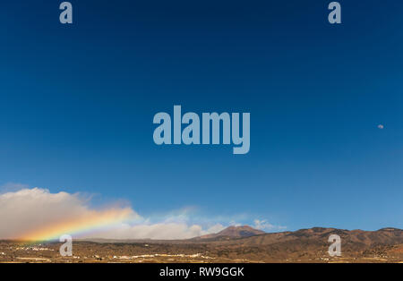 Segmento arcobaleno nel cloud computing con una visione chiara per il monte Teide da Playa San Juan, Tenerife, Isole Canarie, Spagna Foto Stock