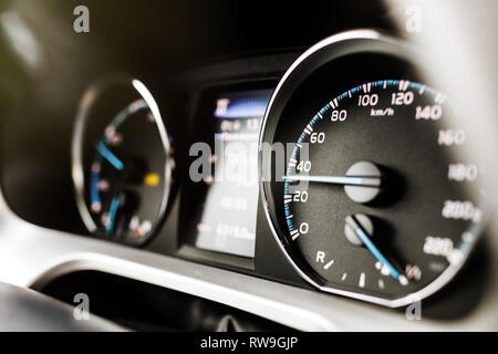 Auto moderna quadro della strumentazione cruscotto con cruscotto di automobile. Foto Stock
