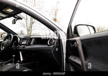 Di lusso auto di prestigio interno, cruscotto, volante. Foto Stock