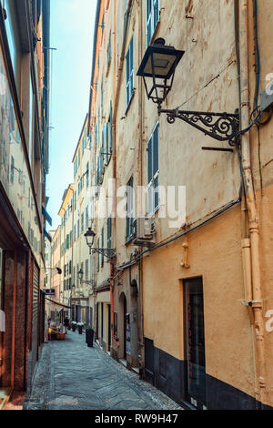 San Remo, Italia, Settembre 18, 2018: impressione della strada stretta Via Camillo Benso Conte di Cavour nel centro della città italiana di San Remo Foto Stock