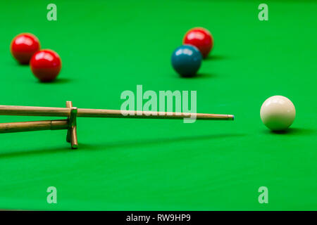 Snooker player ponendo la bilia battente per un colpo Foto Stock