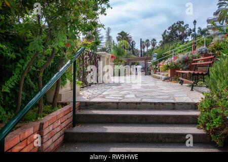 San Remo, Italia, Settembre 18, 2018: bellissimo giardino fiorito nella parte anteriore di un hotel in San Remo Foto Stock