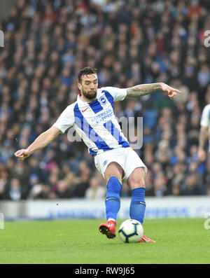 Shane Duffy di Brighton durante il match di Premier League tra Brighton & Hove Albion e Huddersfield Town presso la American Express Community Stadium . 02 Marzo 2019 solo uso editoriale. No merchandising. Per le immagini di calcio FA e Premier League restrizioni si applicano inc. no internet/utilizzo mobile senza licenza FAPL - per i dettagli contatti Football Dataco Foto Stock