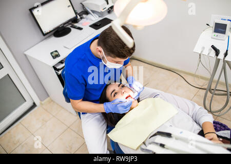 Close-up vista parziale della bella donna di mezza età a dental check up Foto Stock