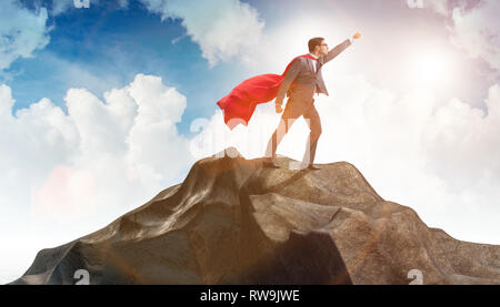 Imprenditore di supereroi sulla cima della montagna Foto Stock