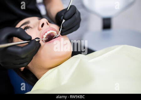 Donna avente denti esaminati presso i dentisti in cliniche Foto Stock