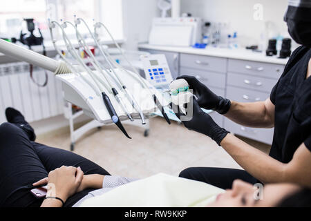 L'uomo dentista holiding dentiera sbadiglio per demonstarion in clinica dentale Foto Stock