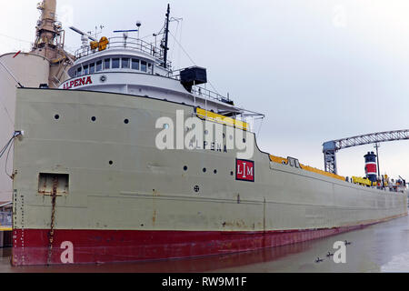 Il Alpena nave, un vecchio e active Grandi Laghi freighter portanti in cemento, è ormeggiata sul fiume Cuyahoga in Cleveland, Ohio, Stati Uniti d'America Foto Stock