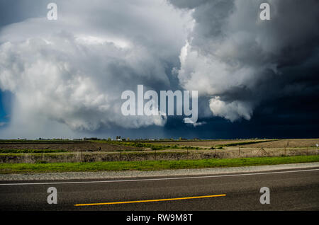 Un mini-supercellular temporale nel centro-nord della valle di Sacramento appena prima di produrre un EF-1 tornado in Glenn county. Foto Stock