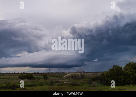 Questo basso-precipitazione supercell brevemente sceso un tornado in Yuba County, che si trova nella parte centrale della Valle di Sacramento, durante la primavera del 2018. Foto Stock