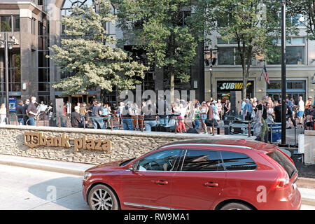 US Bank Plaza in Playhouse Square in Cleveland, Ohio, USA, ospita musica dal vivo e balli durante l'estate 'Dancing sotto le stelle". Foto Stock