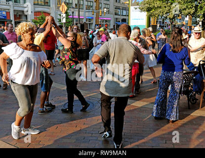 Free Estate all'aperto le danze in Playhouse Square in Cleveland, Ohio, Stati Uniti d'America attira una diversità di Cleveland la gente ballare a bande dal vivo. Foto Stock