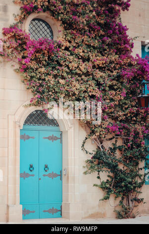 La colorata Vecchia città strade di ciottoli di Malta Foto Stock