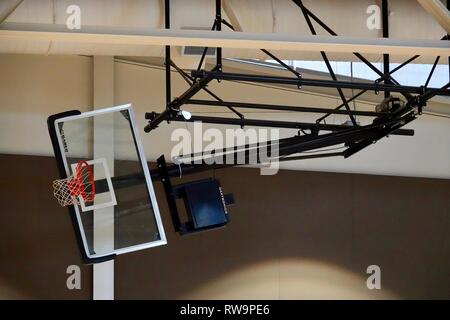 Un Basketball hoop pende dal tetto e al suo fianco per essere fuori del modo. Foto Stock