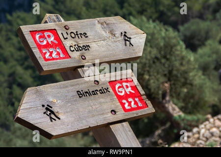 Pali di segnaletica che indica il tempo e le distanze. GR221 percorso di trekking. Mallorca. Spagna Foto Stock