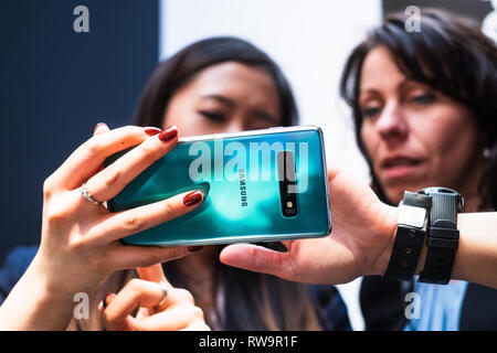 Londra, febbraio 2019 - ha recentemente lanciato Samsnug Galaxy S10+ smartphone è visualizzato per scopi editoriali Foto Stock